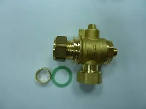 Remeha-Absperrhahn aus Messing mit einem Anschluss und zwei Dichtungsringen. Das Produkt ist für Rohrleitungen vorgesehen und weist eine kompakte Bauform auf.
